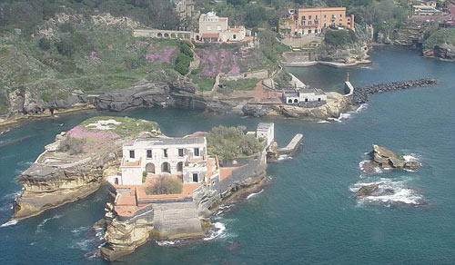 Bí mật hòn đảo tuyệt đẹp bị nguyền rủa ở Ý - 1