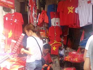 Thời trang - Áo cờ đỏ sao vàng "được mùa" nhờ U19 Việt Nam