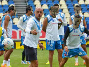 Bóng đá - Ronaldinho bị đối thủ dùng mặt nạ chó sói uy hiếp