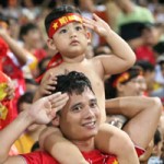 Bóng đá - CĐV nhí cởi trần ăn mừng U19 VN &quot;gây sốt&quot;