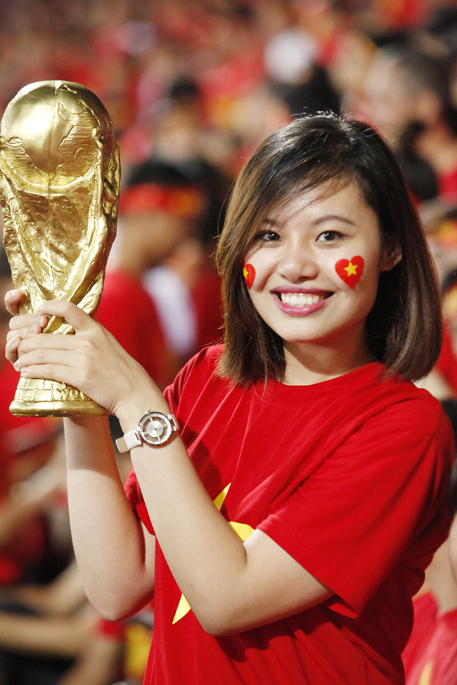 Nữ cổ động viên xinh đẹp mang theo 'Cup vàng' cổ vũ U19 Việt Nam
