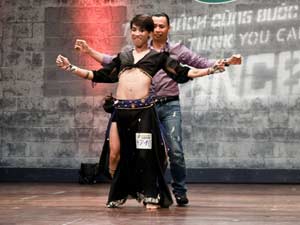 Ca nhạc - MTV - Chàng trai múa bụng "đánh gục" giám khảo Chí Anh