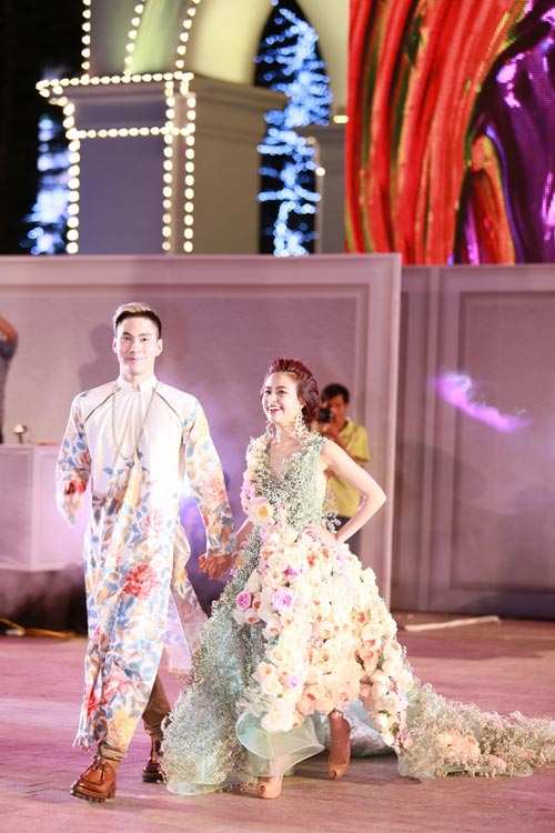 Hoàng Thùy Linh mặc váy hoa 300 triệu làm vedette - 1