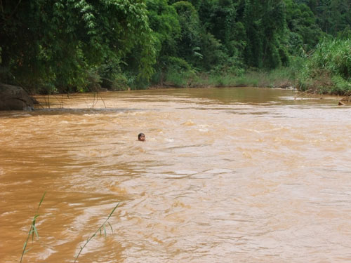 Bỏ cáp treo tự chế, dân cược mạng sống với "thủy thần" - 2