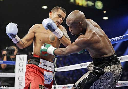 Mayweather vẫn “độc cô cầu bại” - 2