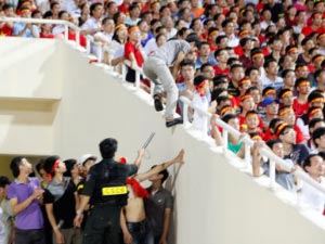 Bóng đá - Giải U19: Vẫn choáng khi Mỹ Đình bị chèn kín người