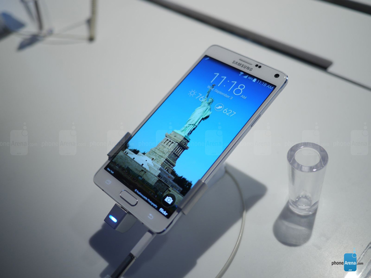 Galaxy Note 4 được trang bị mặt kính 2.5D kế thừa từ Galaxy Note 3, giúp bảo vệ thiết bị an toàn và tăng cường trải nghiệm xem phong phú. Vỏ máy mặt sau với vân mềm mại tạo sự thoải mái khi cầm nắm trong tay và cho phép dễ dàng điều khiển điện thoại với chỉ một tay.
