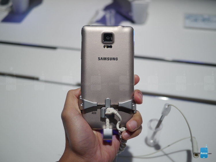 Galaxy Note 4 cũng cung cấp cho người dùng nhiều phương pháp ghi chú được tích hợp với ứng dụng S Note của Samsung để các tác vụ hằng ngày được thực hiện nhanh chóng và dễ dàng hơn. Ngoài việc đánh chữ và viết, tính năng Snap Note tiên tiến cũng cho phép người dùng chụp lại các ghi chú của mình từ trên giấy hoặc trên bảng, rồi nhanh chóng và dễ dàng chuyển thành ghi chú S Note. Sức sáng tạo tiếp tục được giải phóng khi người dùng có thể lưu lại những suy nghĩ của mình với tính năng Voice Memo.
