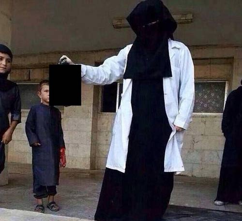 Nữ bác sĩ của IS gây sốc với hình ảnh cầm thủ cấp - 1