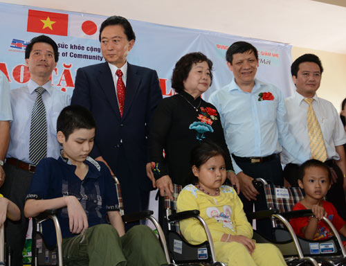 Cựu Thủ tướng Nhật Bản tặng xe lăn cho trẻ khuyết tật Việt Nam - 1