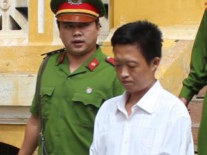 Pháp luật - Mâu thuẫn, cầm dao đâm thủng tim anh họ