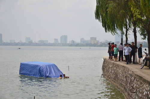 Hà Nội: Ô tô 16 chỗ mất lái lao xuống Hồ Tây - 1