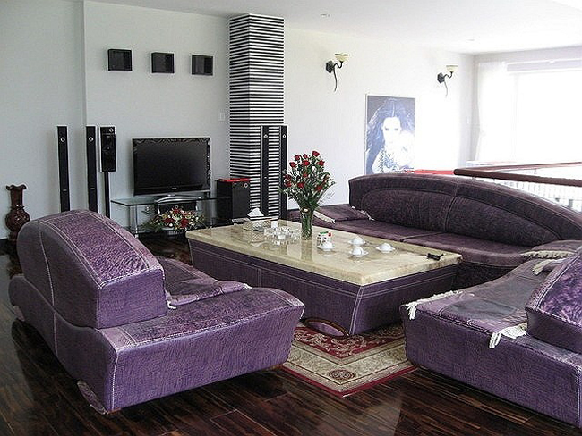 Phòng khách nổi bật với bộ sofa lớn màu tím
