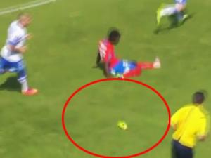 Bóng đá - Hy hữu: Nhận thẻ vì "đánh cắp" giầy đối phương