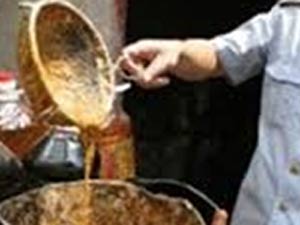 Tin tức trong ngày - VN: Thu hồi sản phẩm nghi chứa dầu ăn làm từ rác thải