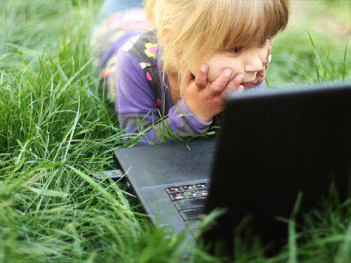 Những nguy hiểm rình rập khi để trẻ em tiếp cận với internet - 1