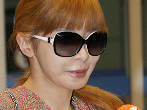 Sau scandal ma túy, Park Bom (2NE1) mặt cứng đơ