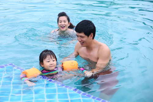 Gia đình Bình Minh vui vẻ tại bể bơi - 1
