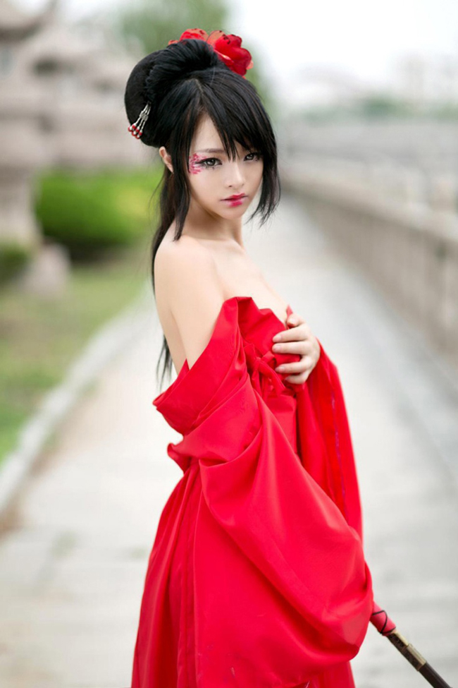 Làn da trắng cùng phong cách trang điểm môi kiểu geisha của cô rất hợp với trang phục này.&nbsp;
