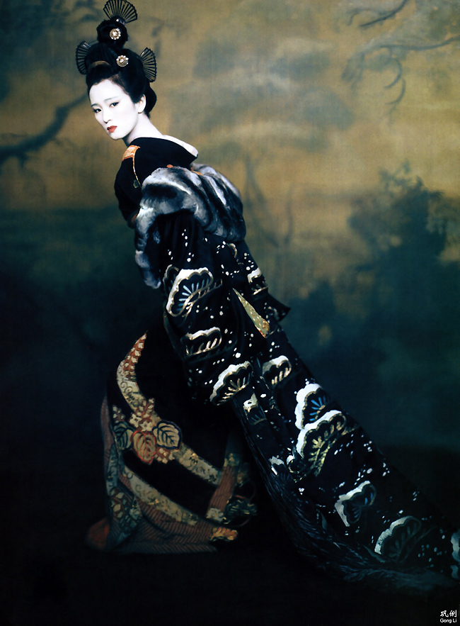 Nữ diễn viên Củng Lợi cũng từng xuất hiện với kimono cổ điển nhưng vô cùng quyến rũ&nbsp;trong một bộ ảnh thời trang của tạp chí Vogue. Đây là bộ ảnh được chụp để gợi nhớ vai diễn đầy ấn tượng của cô trong bộ phim Hồi ức của một Geisha.&nbsp;
