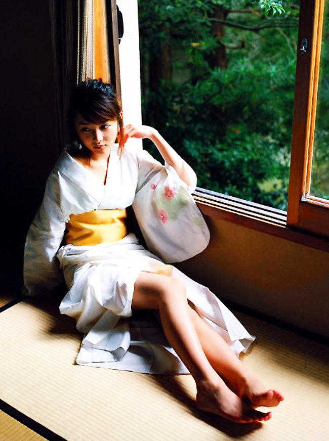 Sayuri Anzu là một người mẫu đình đám của Nhật Bản. Cô cũng từng khoe chân dài gợi cảm dưới tà áo kimono truyền thống.&nbsp;
