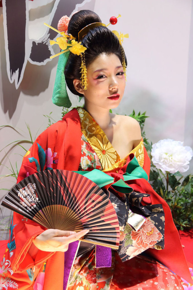 Showgirl Nhật Bản với kimono biến tấu sexy là "đặc sản" thường thấy trong các triển lãm game, cosplay tại Tokyo.
