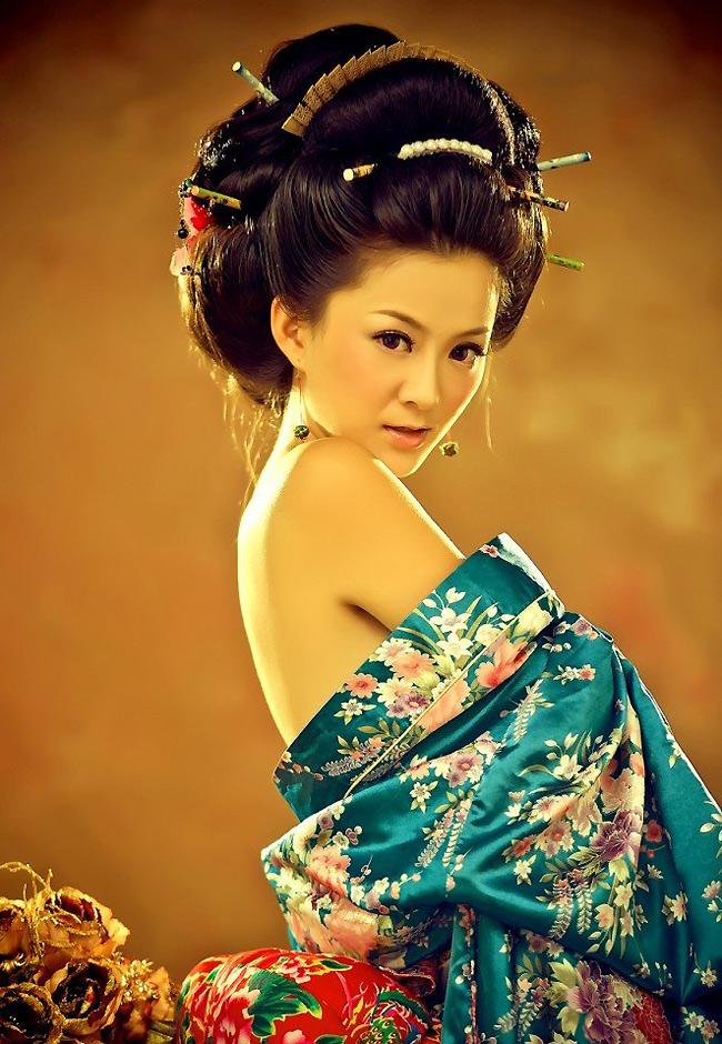 Mẫu nữ Trung Quốc hở bạo với kimono khoác ngoài hờ hững.&nbsp;
