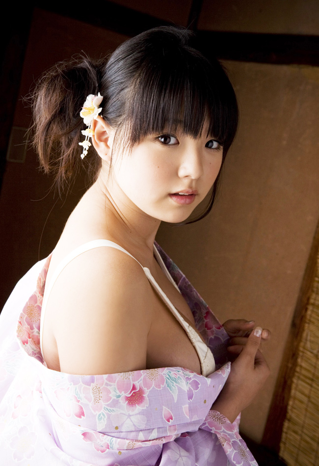 Ai Shinozaki, mỹ nữ của nhóm nhạc AeLL cùng từng "gây sốt" với kimono trễ vai siêu sexy.&nbsp;
