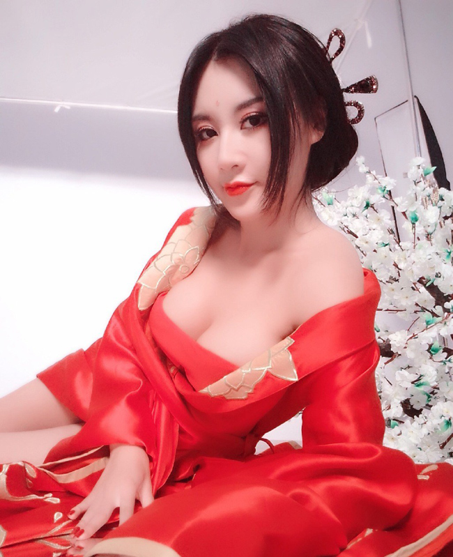 Hot girl Phan Xuân Xuân khoe da trắng nõn và "cặp tuyết lê" mơn mởn với trang phục game lấy cảm hứng từ kimono Nhật.&nbsp;
