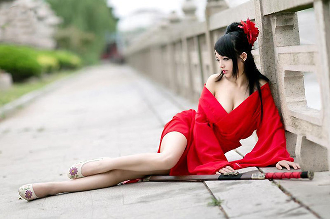 Lý Linh, người mẫu game nổi tiếng nhất Trung Quốc cũng từng xuất hiện trong chiếc váy biến tấu từ kimono vô cùng sexy.&nbsp;
