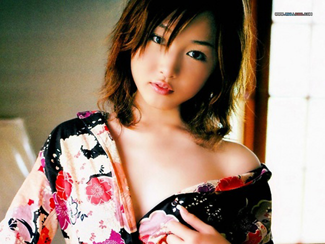Anzu trên ảnh tạp chí với kimono kéo lệch vai hờ hững.&nbsp;
