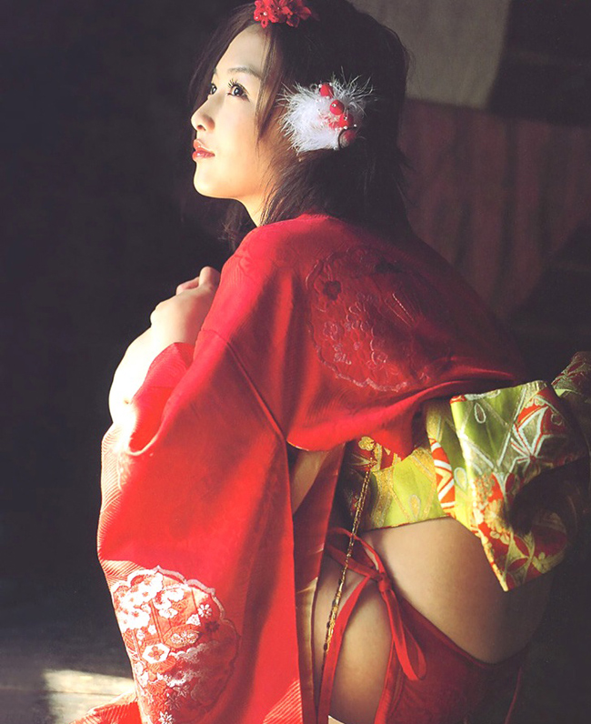 Bộ kimono này của Anzu có phần trên cổ điển khá bắt mắt nhưng lại biến tấu mặc cùng quần lót phản cảm.
