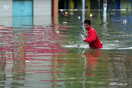 Chùm ảnh: Bão Kalmaegi tàn phá miền nam Trung Quốc - 12