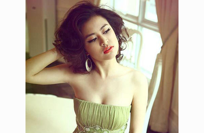 Hoàng Thùy Linh là ngôi sao sinh năm 1988 có bản lĩnh và nghị lực hiếm có trong showbiz Việt. 

