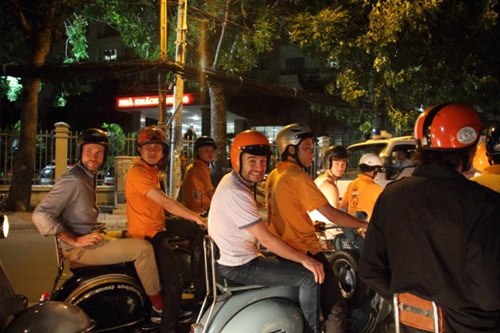Thủ lĩnh Westlife dạo phố Sài Gòn bằng xe máy - 1