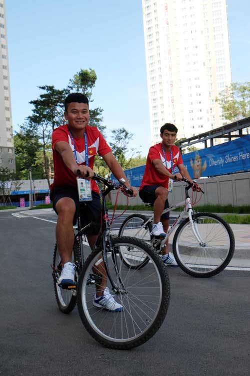 Cầu thủ U23 Việt Nam đạp xe thư giãn - 1