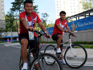 Bóng đá - Cầu thủ U23 Việt Nam đạp xe thư giãn