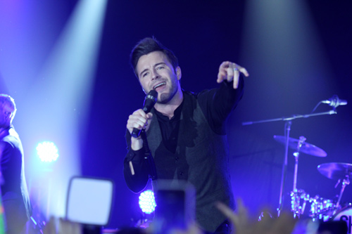 Shane Filan khiến fan nữ khóc nức nở - 4