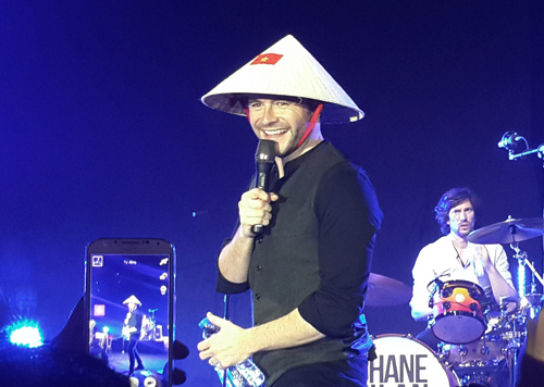 Shane Filan khiến fan nữ khóc nức nở - 13