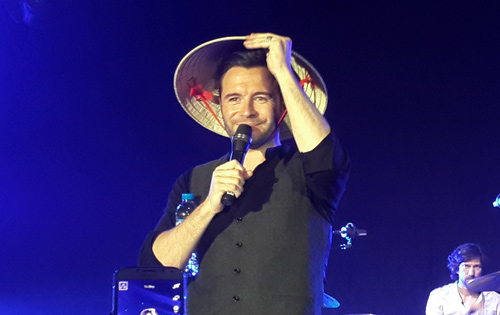 Shane Filan khiến fan nữ khóc nức nở - 14