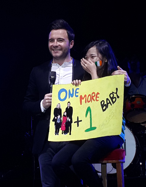 Shane Filan khiến fan nữ khóc nức nở - 2