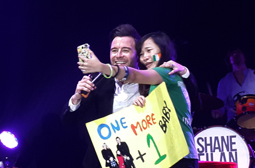 Shane Filan khiến fan nữ khóc nức nở - 3