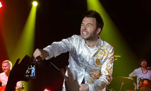 Shane Filan khiến fan nữ khóc nức nở - 16