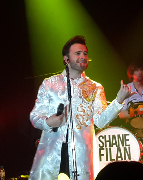 Shane Filan khiến fan nữ khóc nức nở - 17