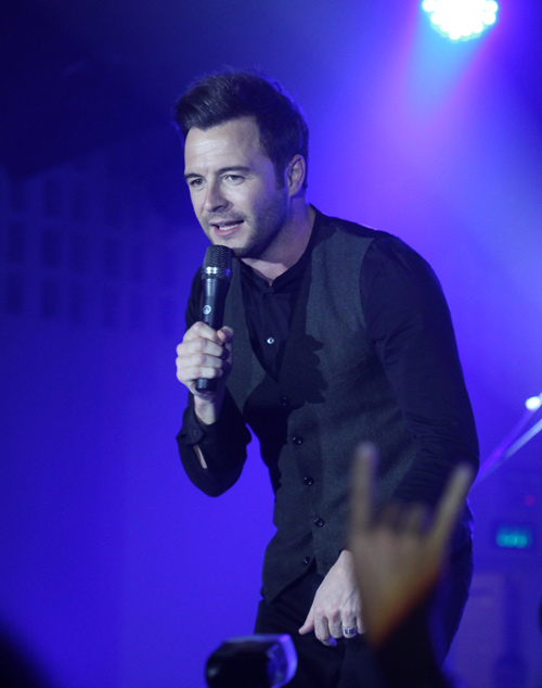 Shane Filan khiến fan nữ khóc nức nở - 5