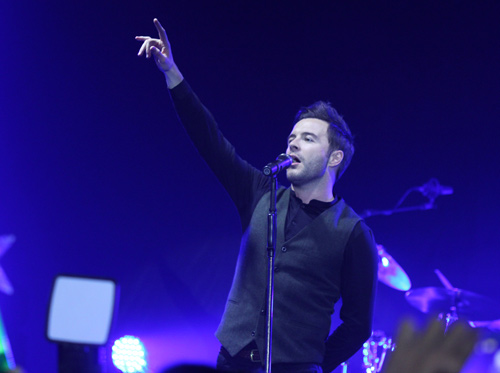 Shane Filan khiến fan nữ khóc nức nở - 6