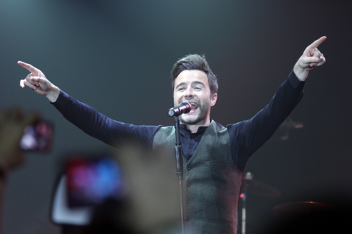 Shane Filan khiến fan nữ khóc nức nở - 7