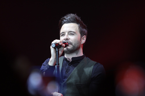 Shane Filan khiến fan nữ khóc nức nở - 10