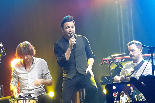 Shane Filan khiến fan nữ khóc nức nở - 12