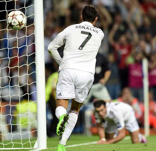 Ronaldo vượt mặt Messi, tiến sát Raul - 1
